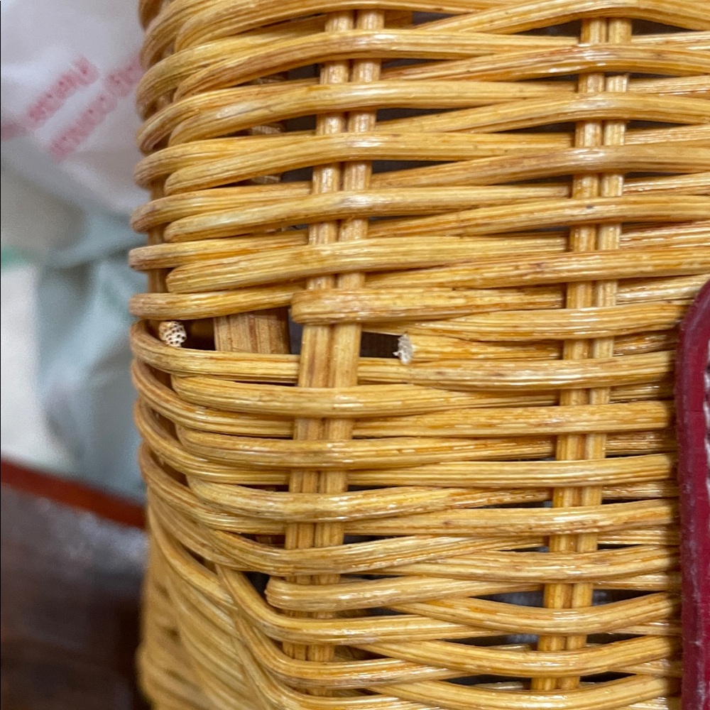 Just a cute straw bag with red leather accents... Fun for fall!๐๐๐ - Picture 11 of 11